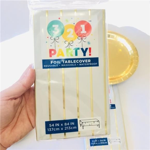 Gold Birthday Party Supplies - Plates and Tablecloth Pack for 16 people - Picture 4 of 5